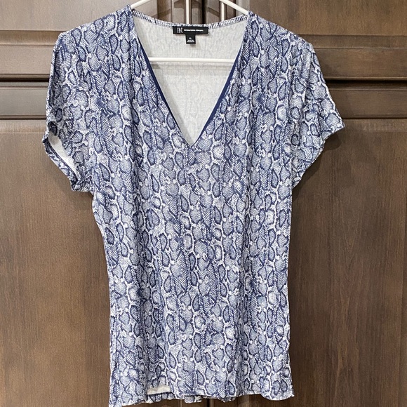 INC International Concepts Blue and White Snake Print V-Neck Tee - Picture 1 of 2